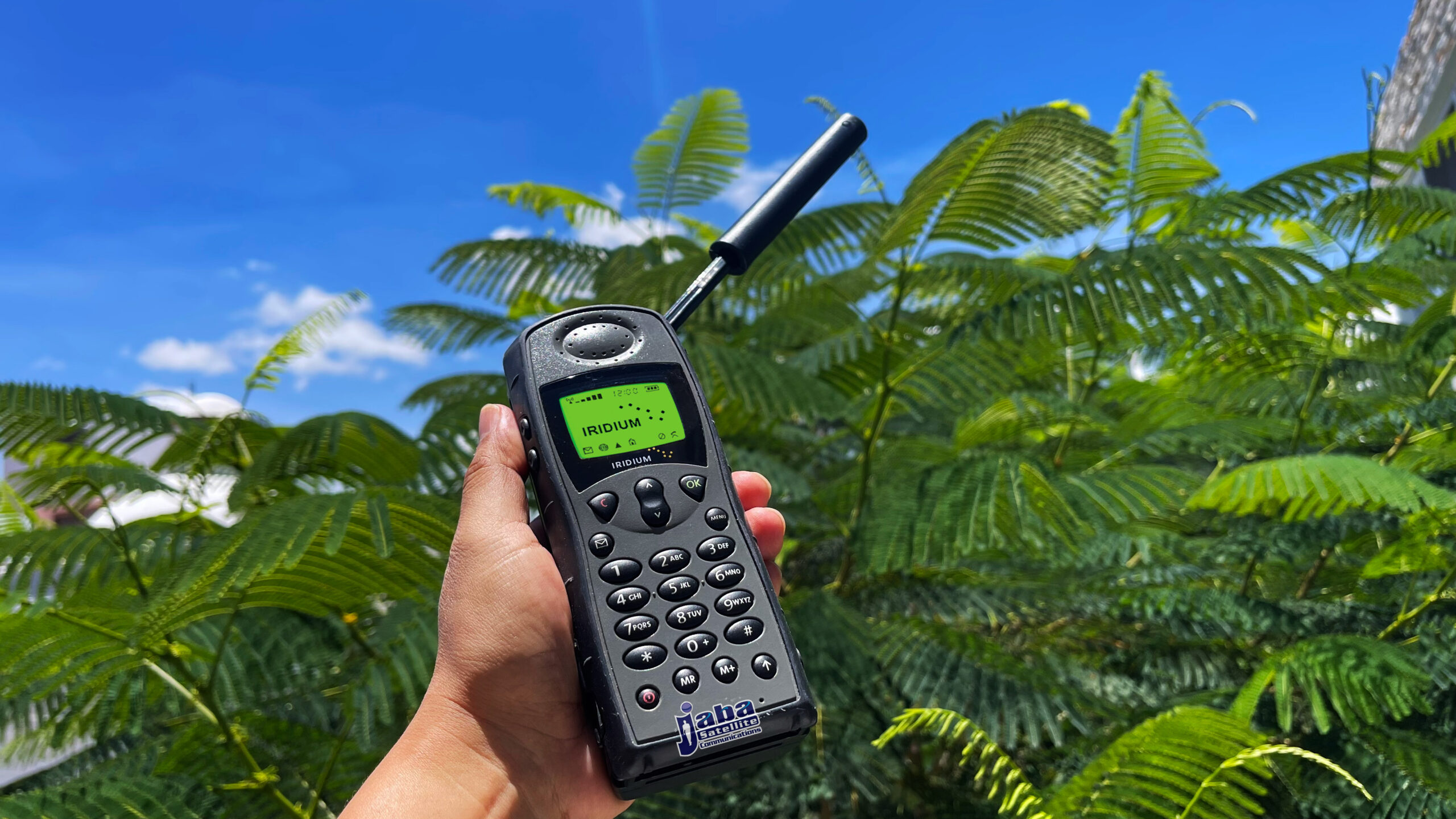 La renta del teléfono satelital IRIDIUM 9505 con JabaSat es la solución perfecta para quienes necesitan comunicación confiable en cualquier parte del mundo